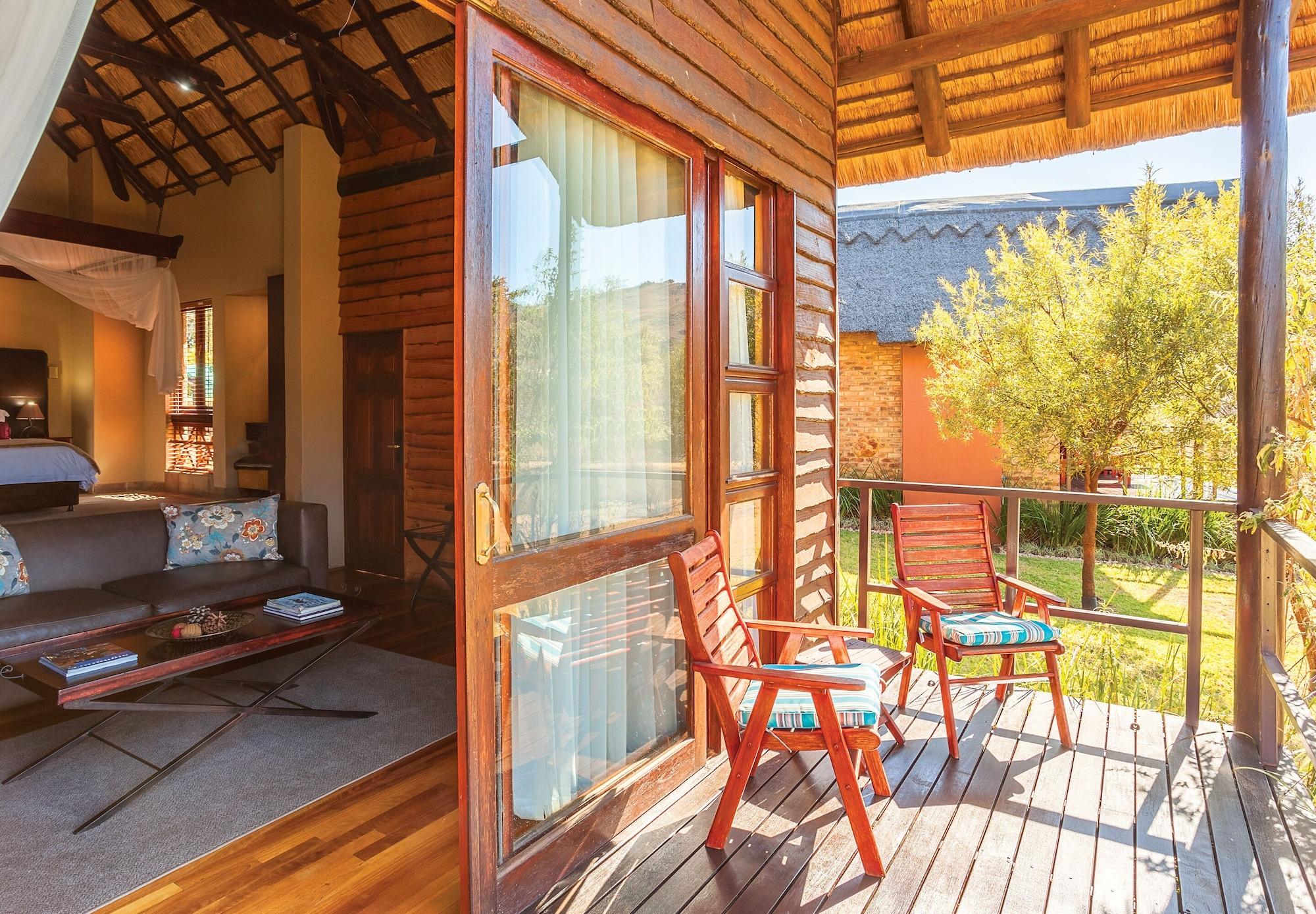 Kloofzicht Lodge & Spa Krugersdorp Exterior foto A view of the balcony of a suite at the resort