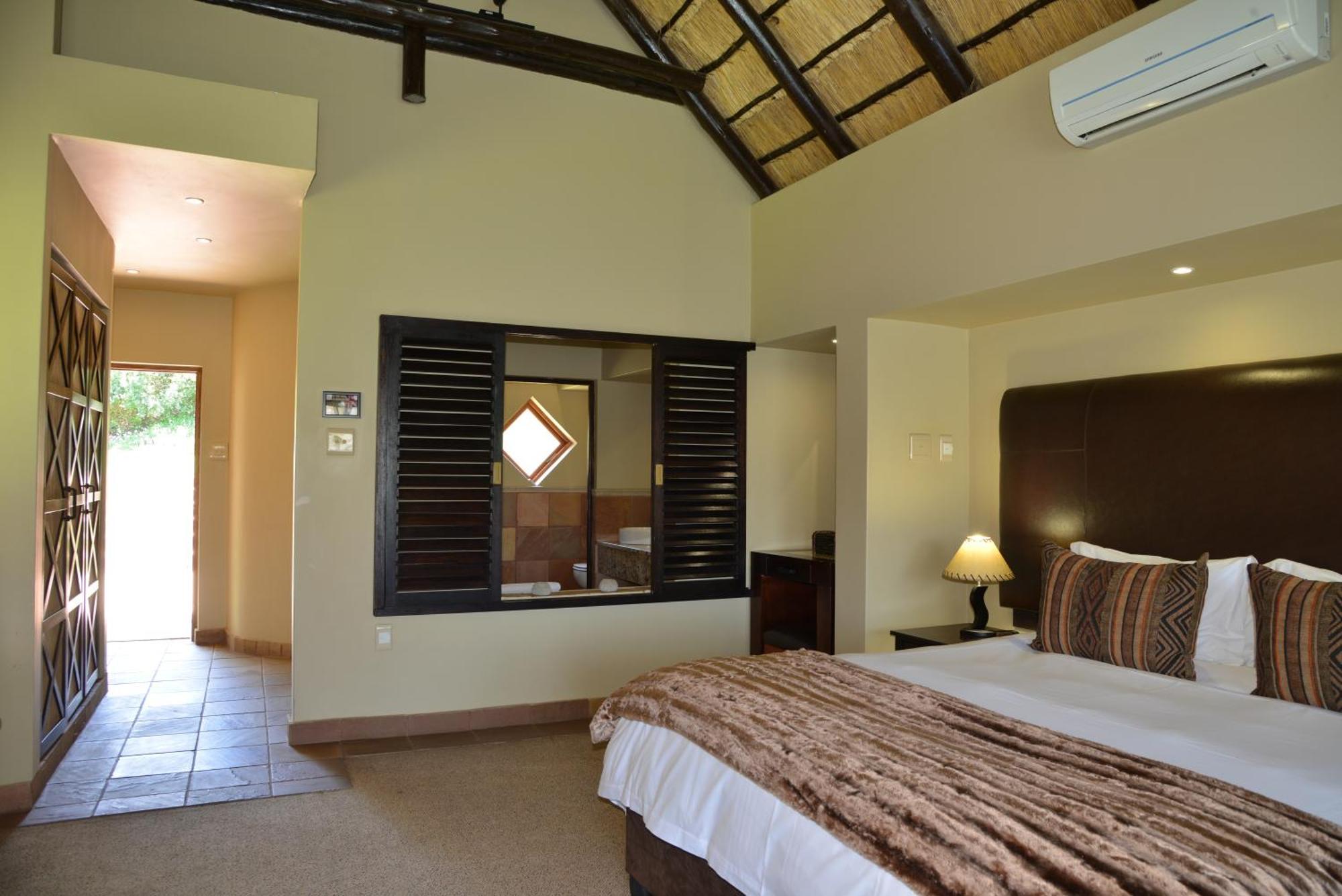 Kloofzicht Lodge & Spa Krugersdorp Cameră foto A bedroom at the resort