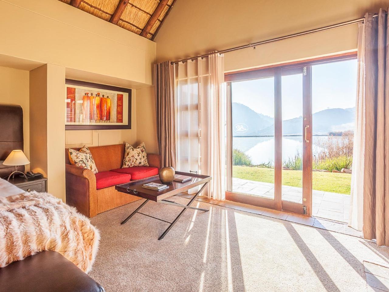 Kloofzicht Lodge & Spa Krugersdorp Exterior foto A room at the Protea Hotel Sky Villa