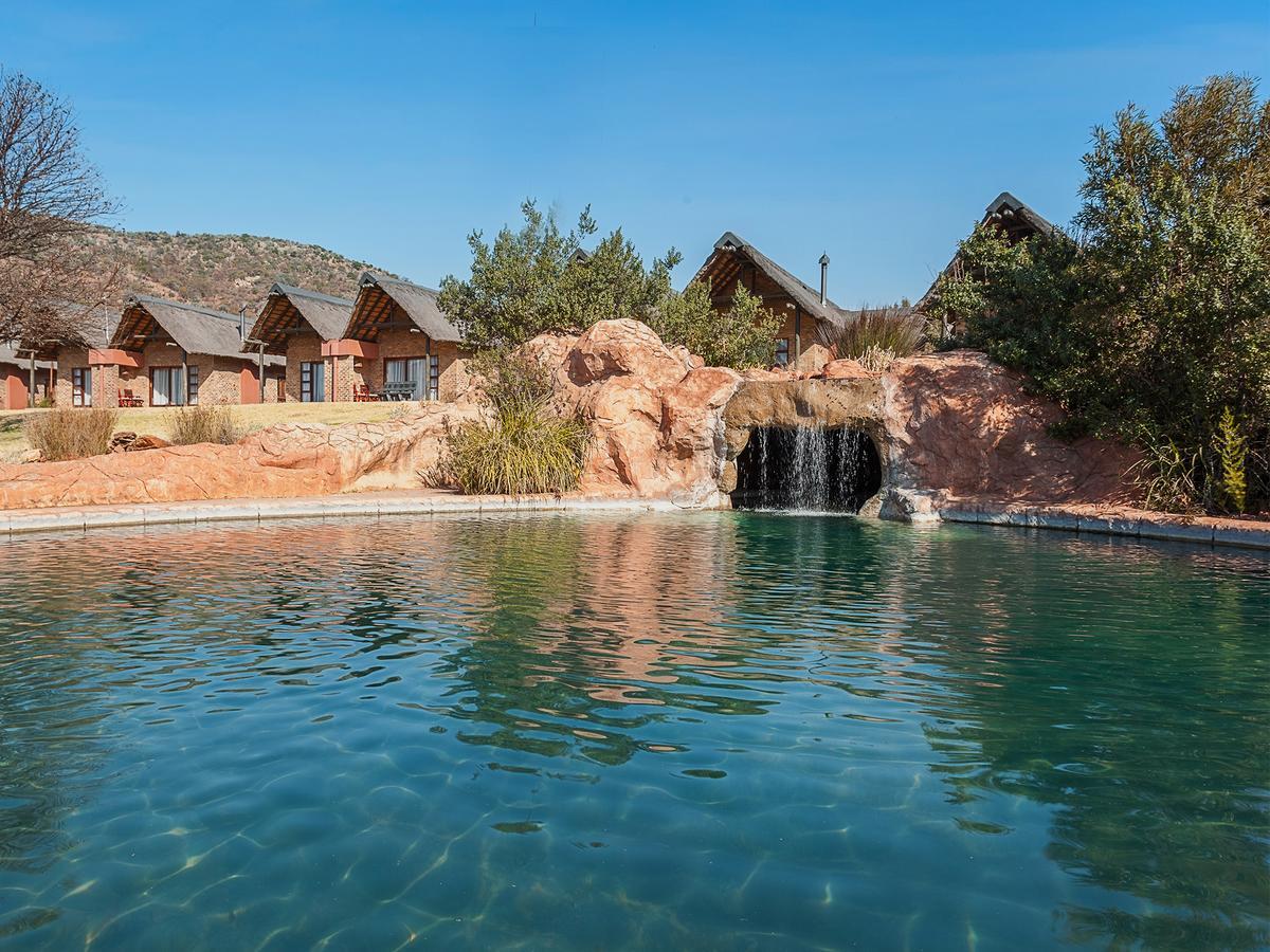 Kloofzicht Lodge & Spa Krugersdorp Exterior foto The swimming pool at the resort
