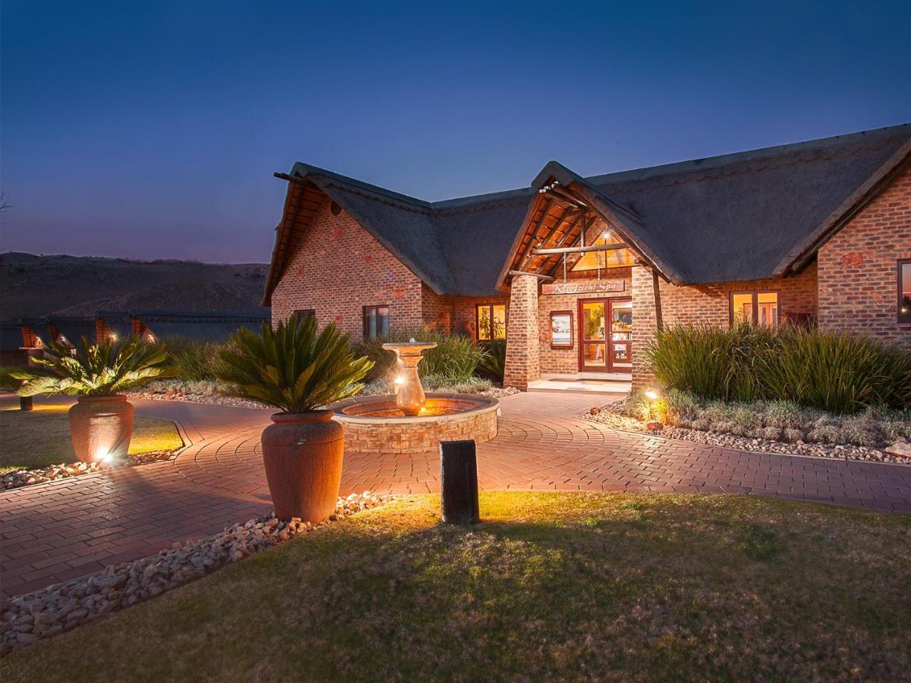 Kloofzicht Lodge & Spa Krugersdorp Exterior foto The clubhouse at the Links Shell Cove