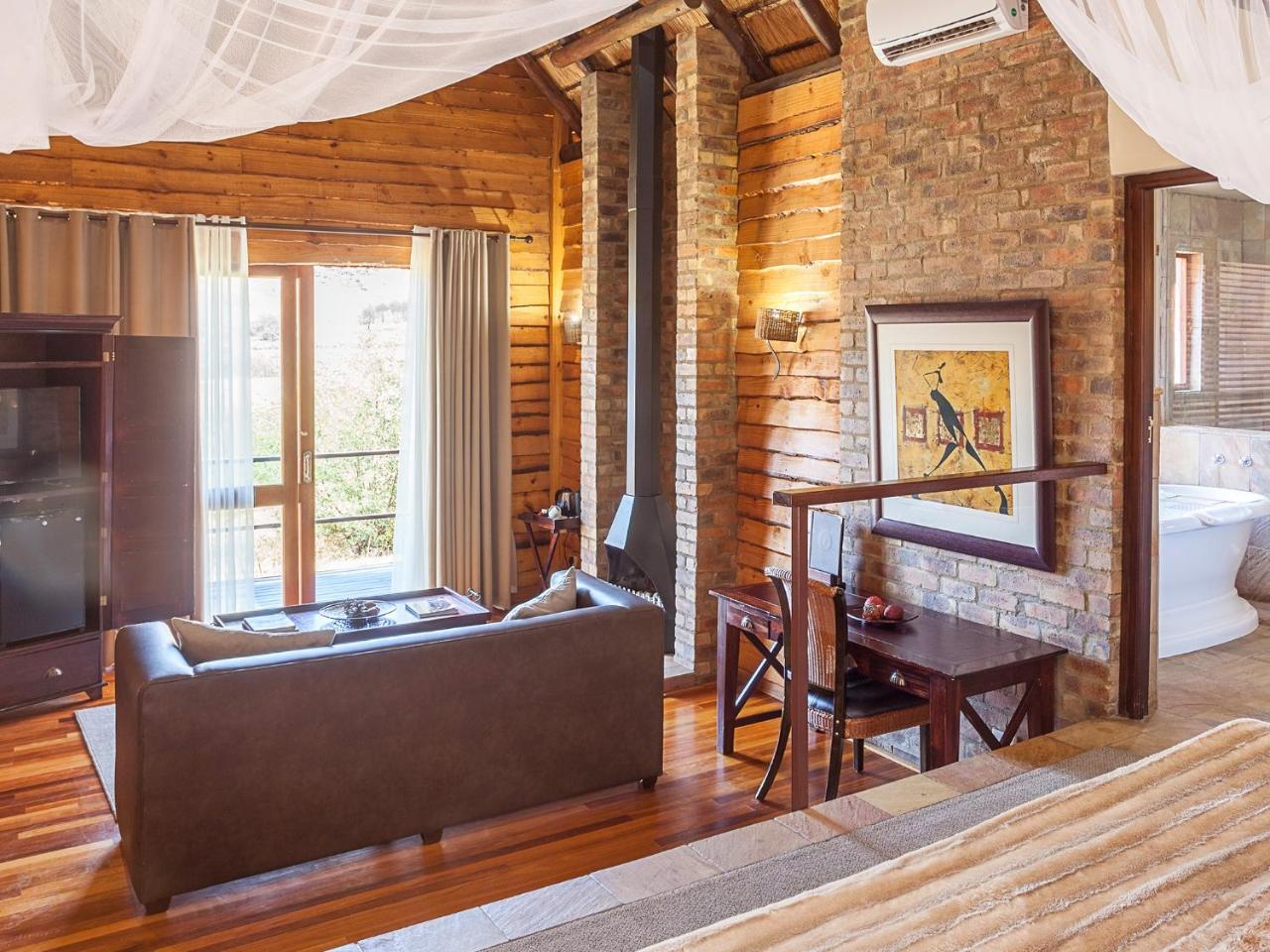 Kloofzicht Lodge & Spa Krugersdorp Exterior foto Interior of a suite at the lodge