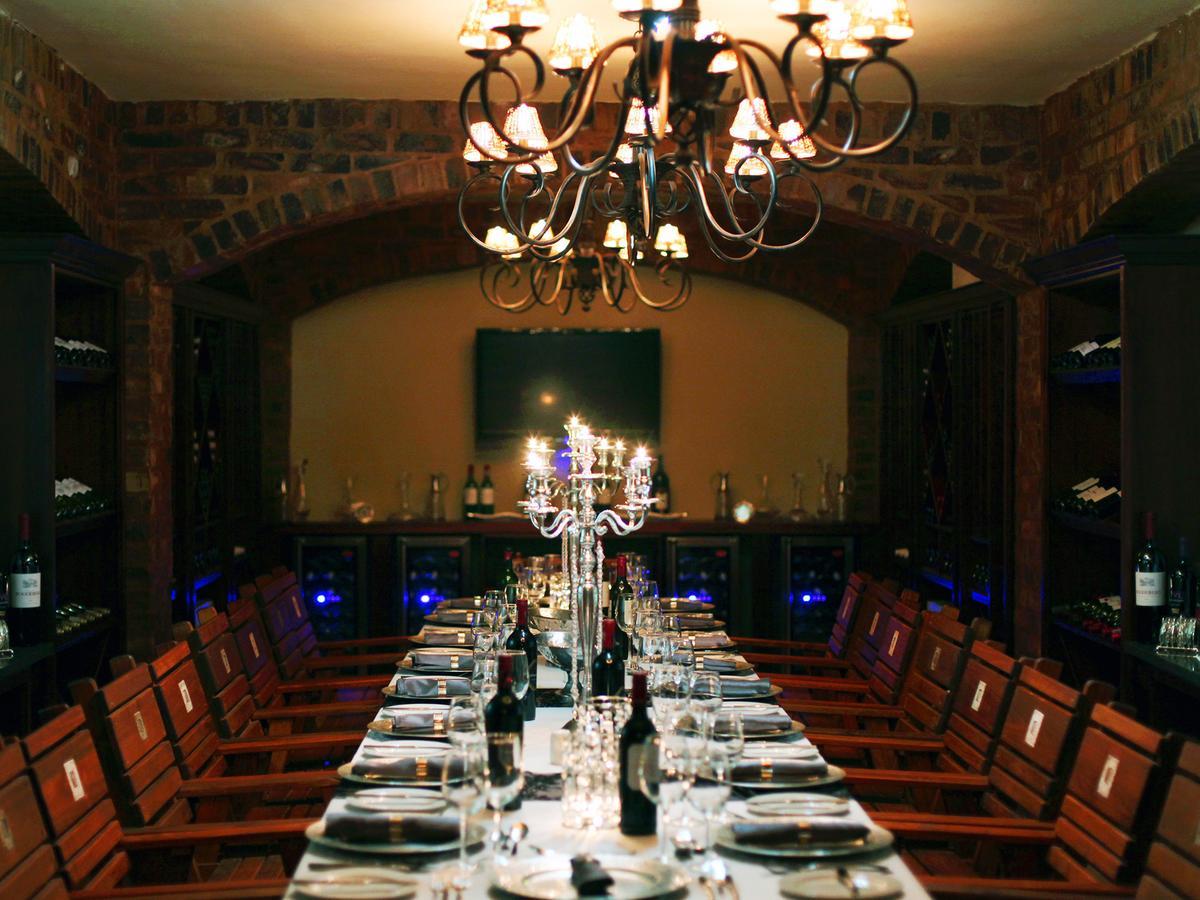 Kloofzicht Lodge & Spa Krugersdorp Exterior foto The wine cellar at the restaurant