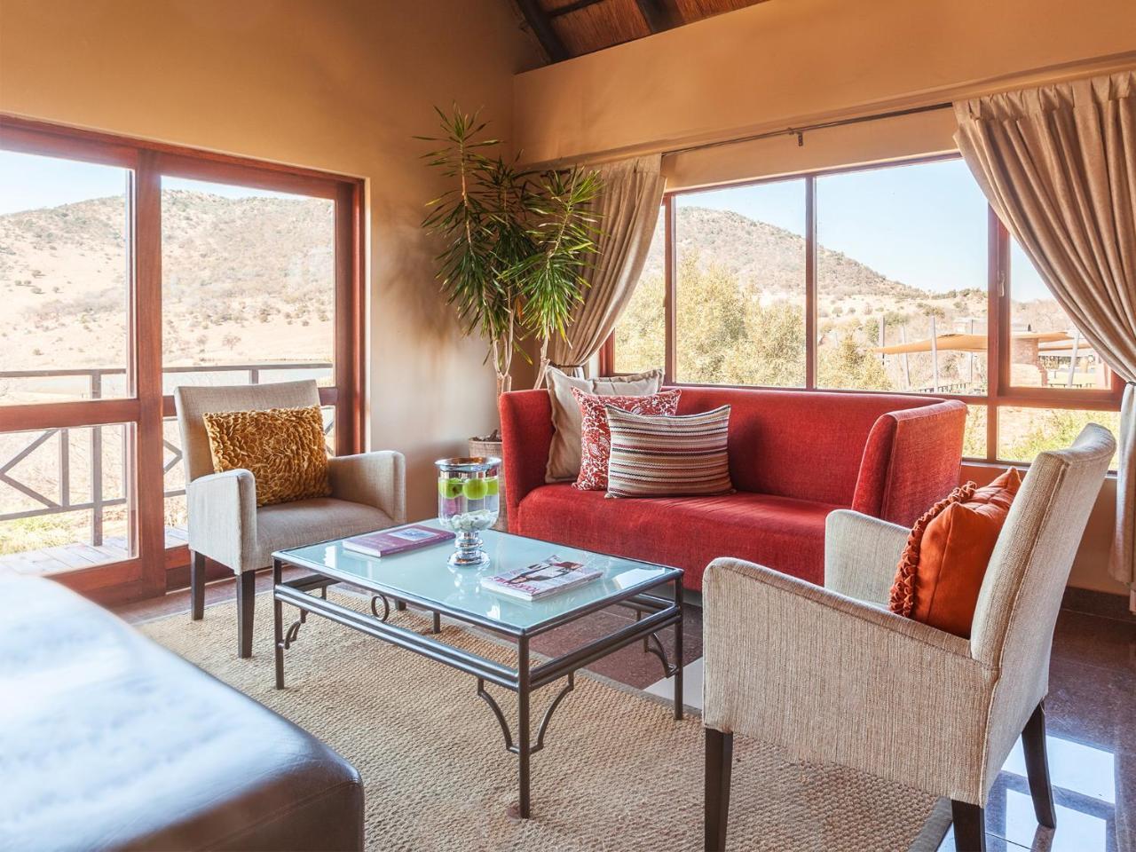 Kloofzicht Lodge & Spa Krugersdorp Exterior foto A living room at the Inn at Eagle Mountain