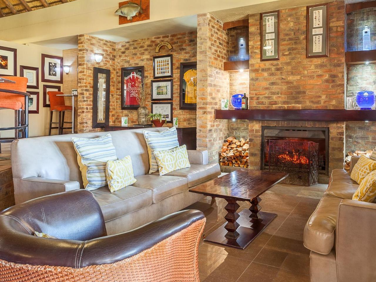 Kloofzicht Lodge & Spa Krugersdorp Exterior foto The interior of the clubhouse at the Royal Natal National Park Golf Course